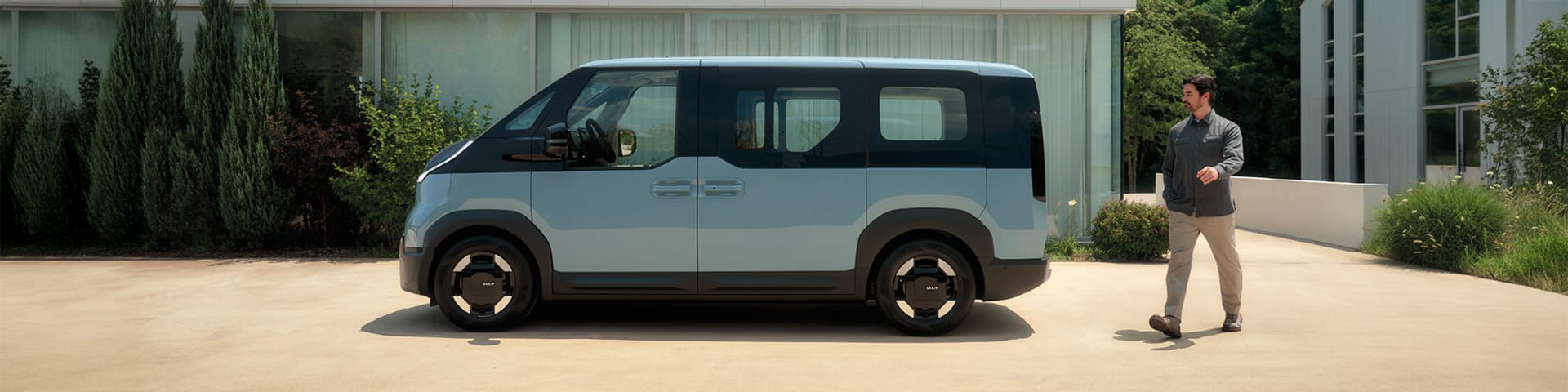 Der Kia PV5 Passenger in Seitenansicht mit Talent