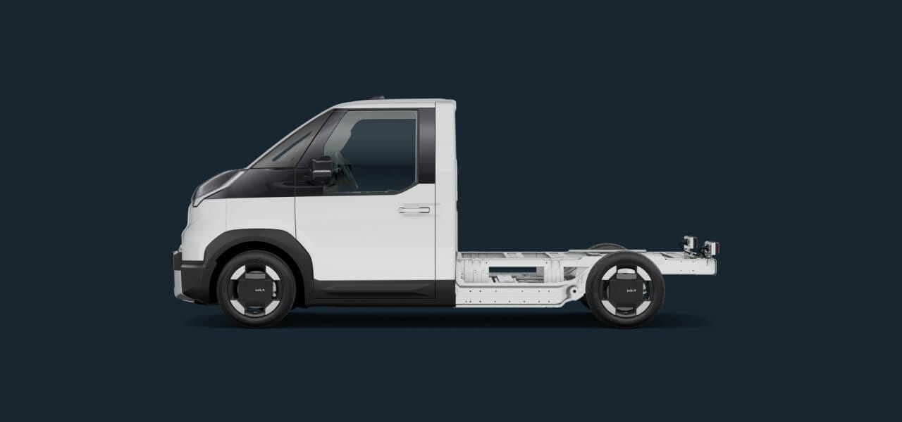 Seitenansicht eines weißen Kia PV5 Chassis Cab